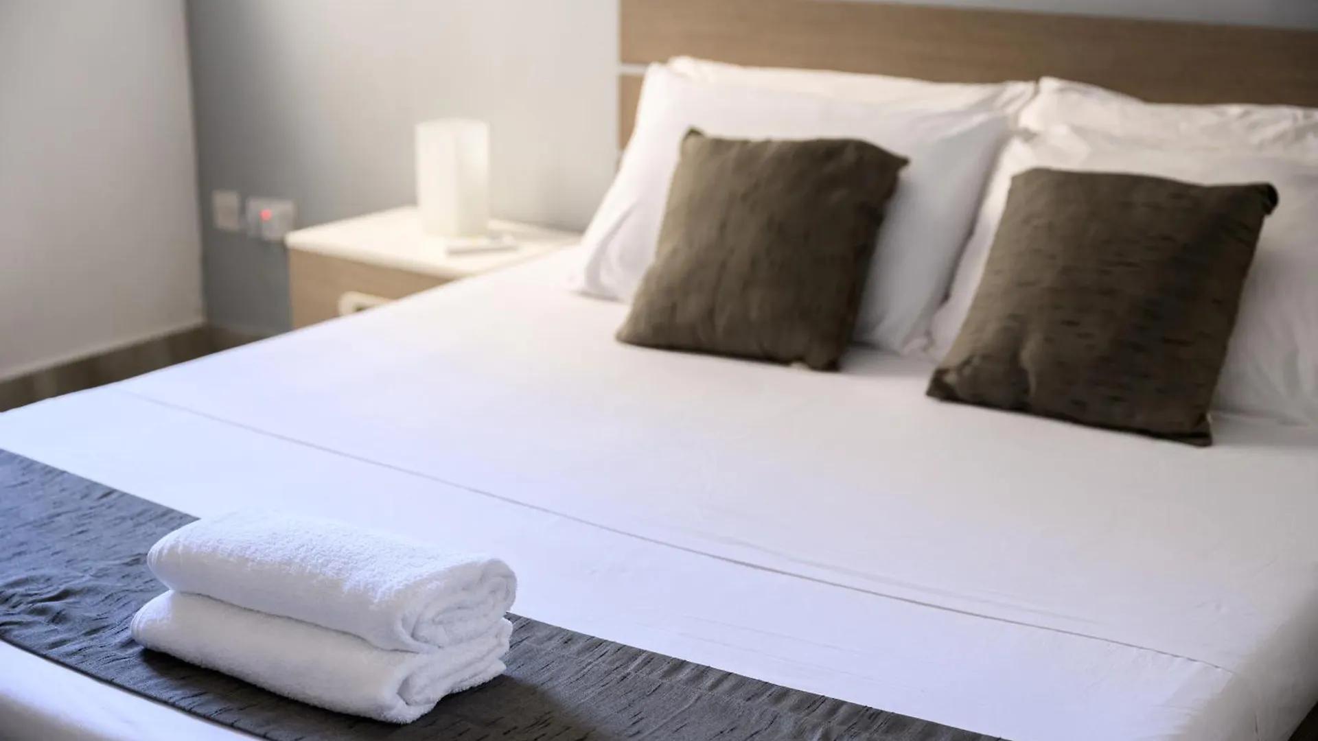 F9 Room 1, Private Double Room With Private Bathroom In Shared Flat Msida