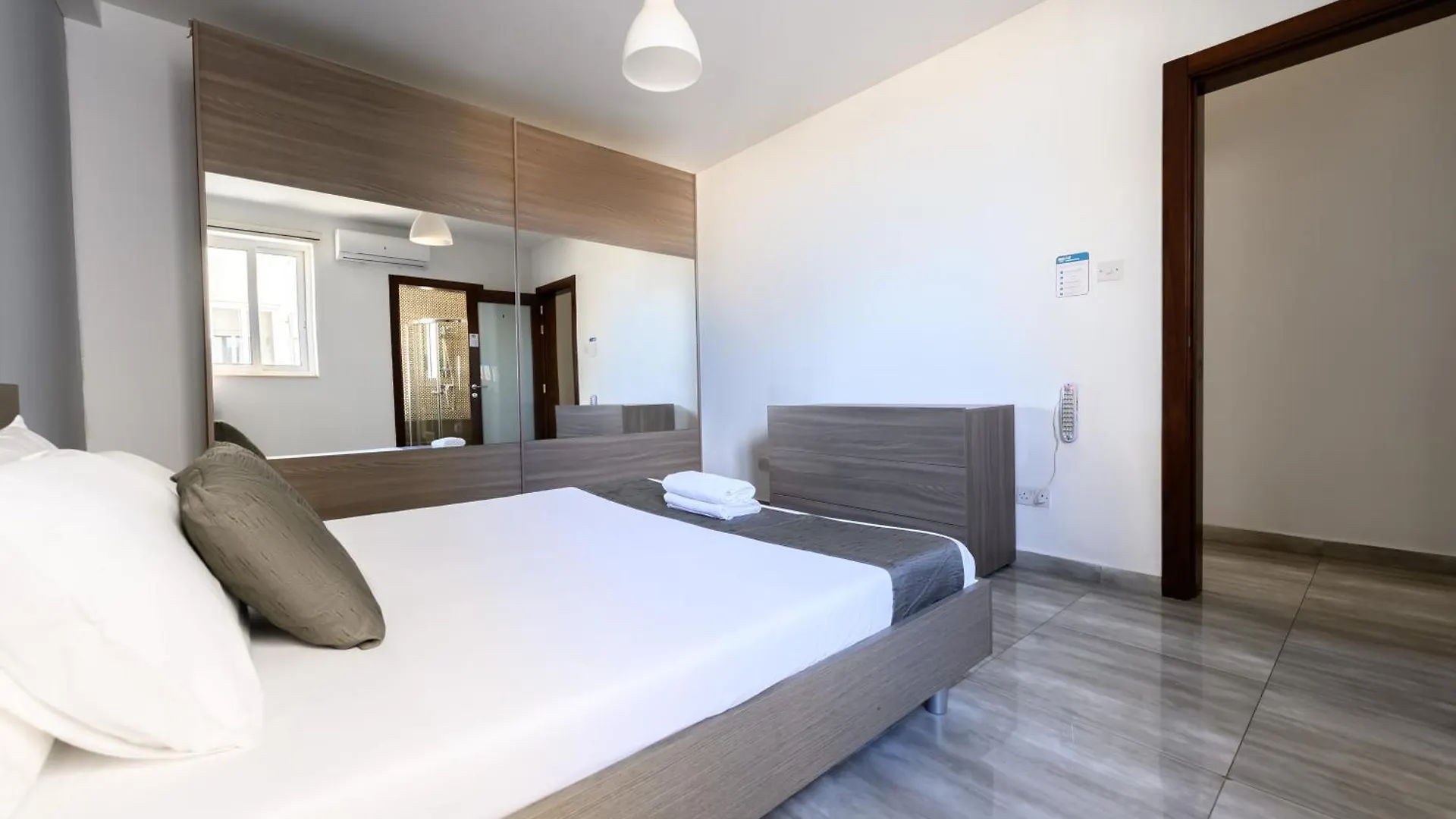 F9 Room 1, Private Double Room With Private Bathroom In Shared Flat Msida
